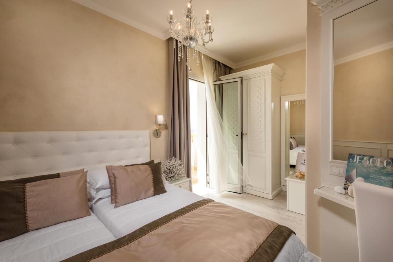 Deluxe Double or Twin Room with Balcony and Lateral Sea view