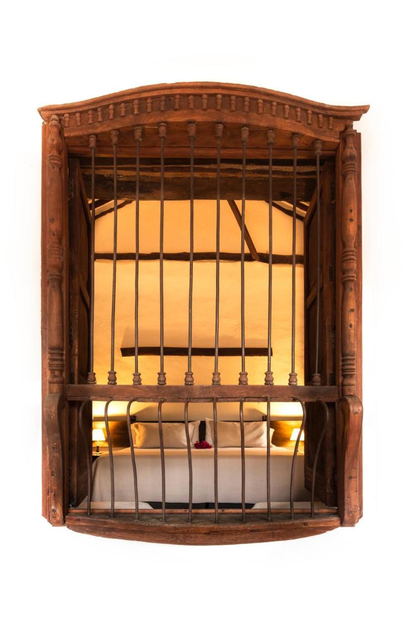 Habitación con cama extragrande.