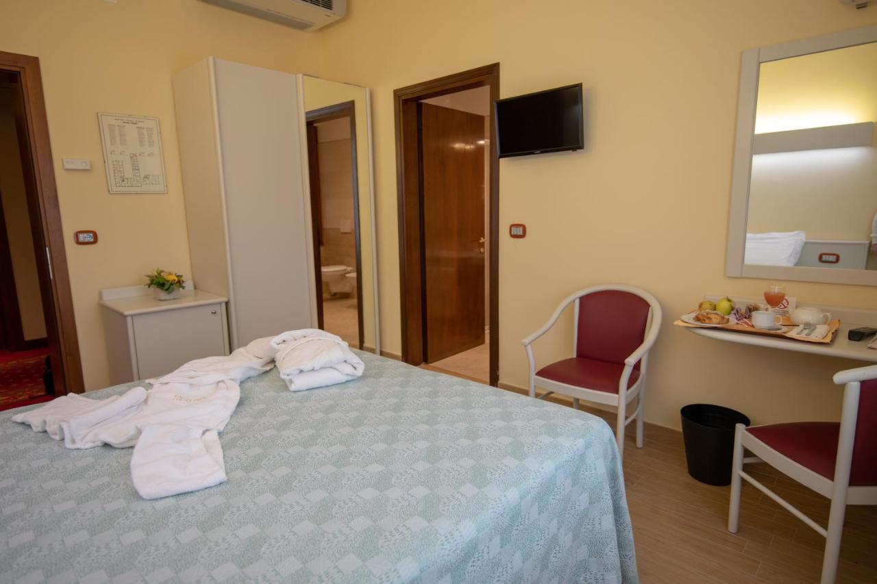 Double or Twin Room,766453768:JPEG