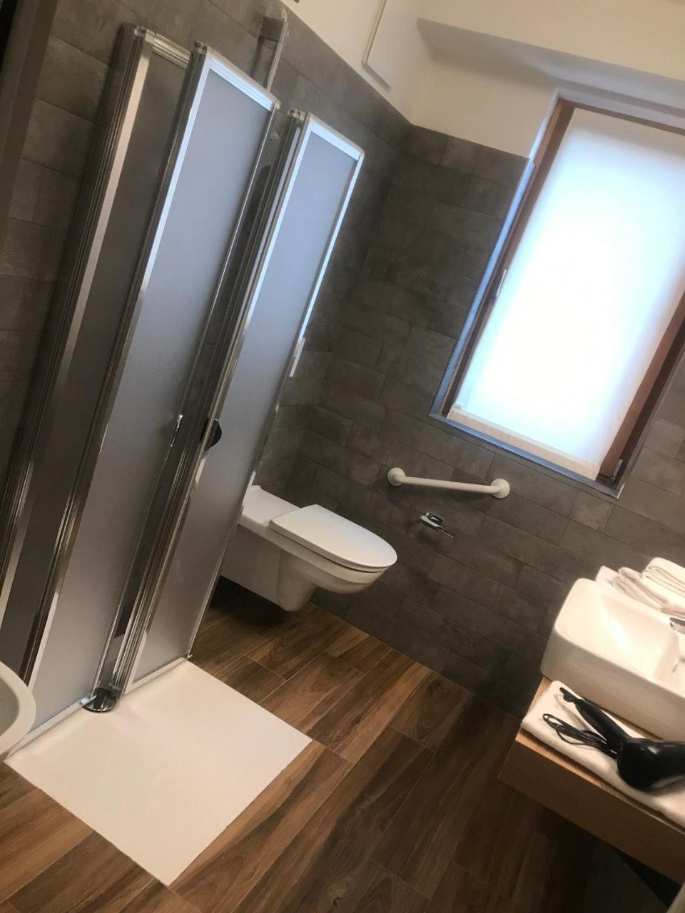 Double or Twin Room Disability Access,779152839:JPEG