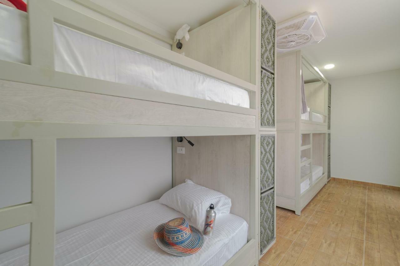 Cama en habitación femenina compartida de 4 camas