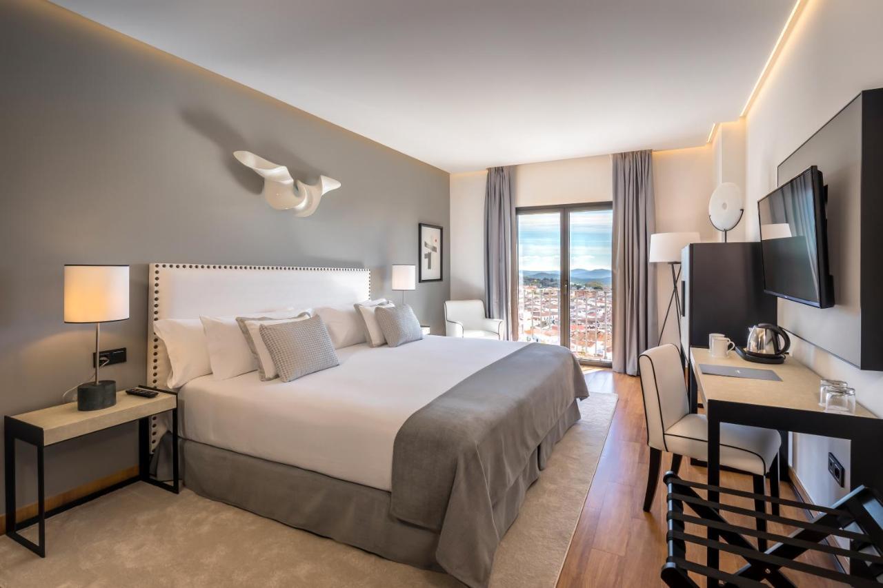 Habitación Doble Deluxe con balcón y vistas a la piscina (2 personas)