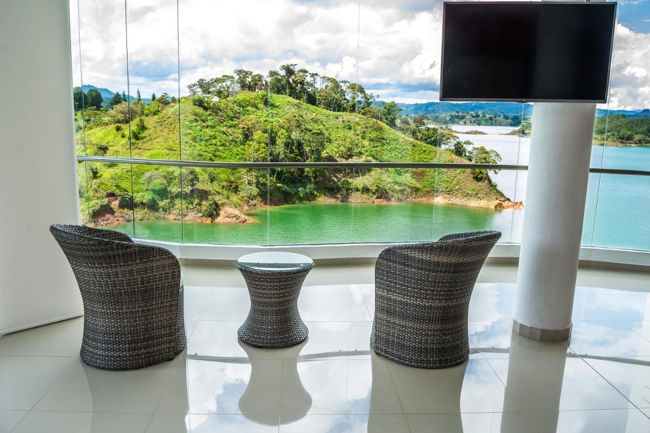Habitación con cama extragrande y vistas al lago
