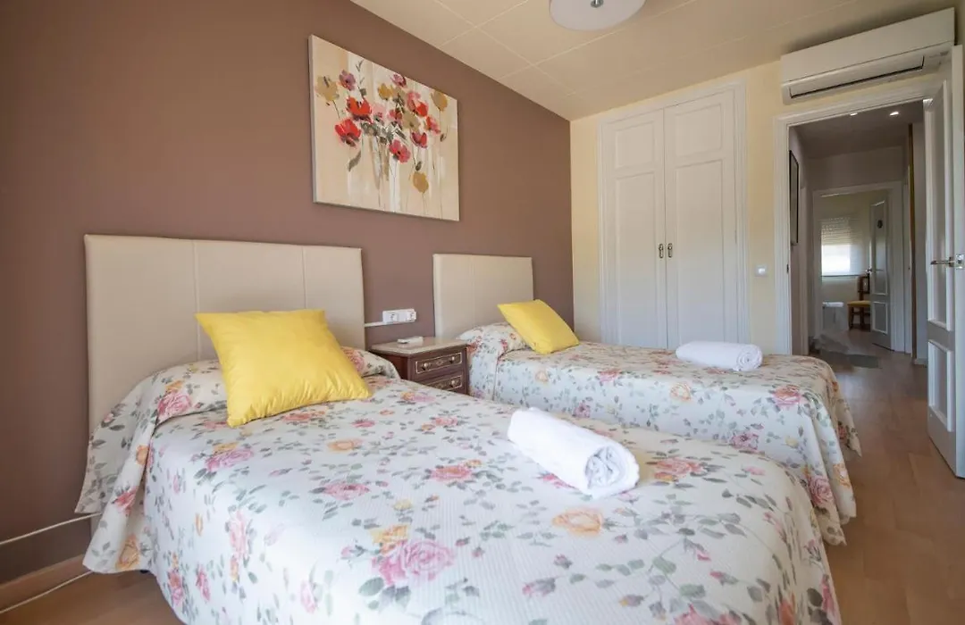 TarracoHomes, TH156 Casa Roser Familiar y con Piscina Compartida-1