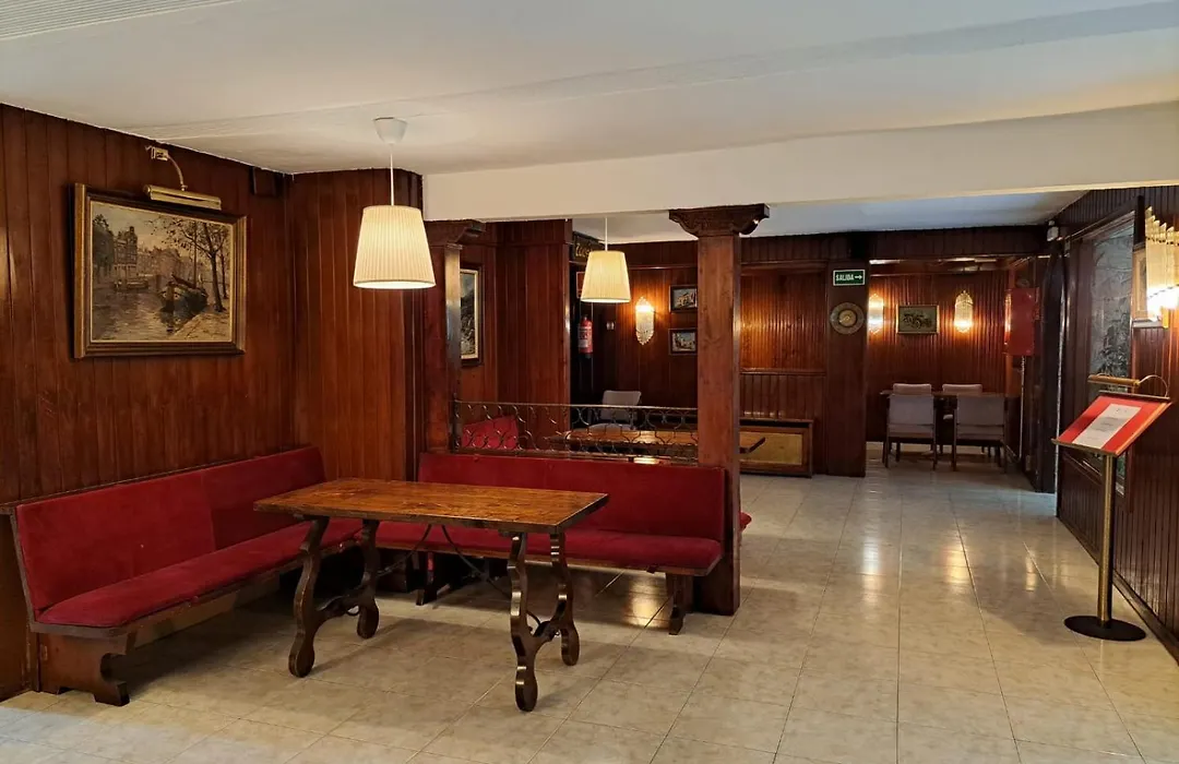 Vintage Hotel Mercedes-1