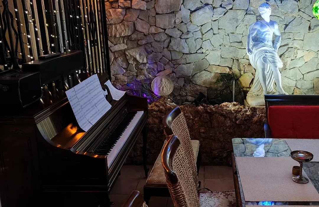 Refugio madera estilo árabe con estatuas, estanques y un pequeño zoo-1