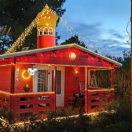 Refugio madera estilo árabe con estatuas, estanques y un pequeño zoo-2
