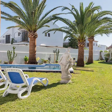 Villa La Contenta jardín y piscina en Conil centro-3