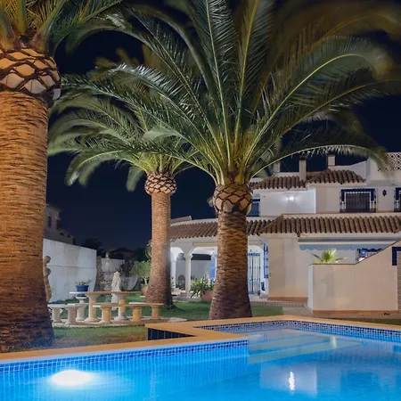 Villa La Contenta jardín y piscina en Conil centro-2
