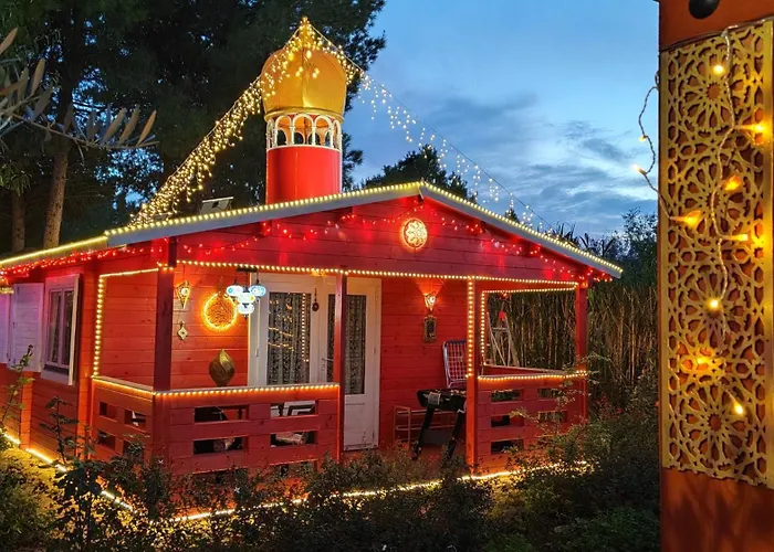 Hostal Refugio madera estilo árabe con estatuas, estanques y un pequeño zoo Albacete