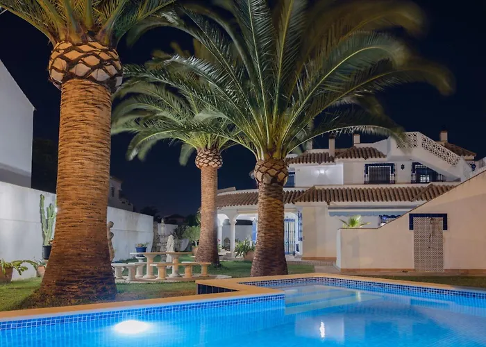 Villa La Contenta jardín y piscina en Conil centro Conil De La Frontera