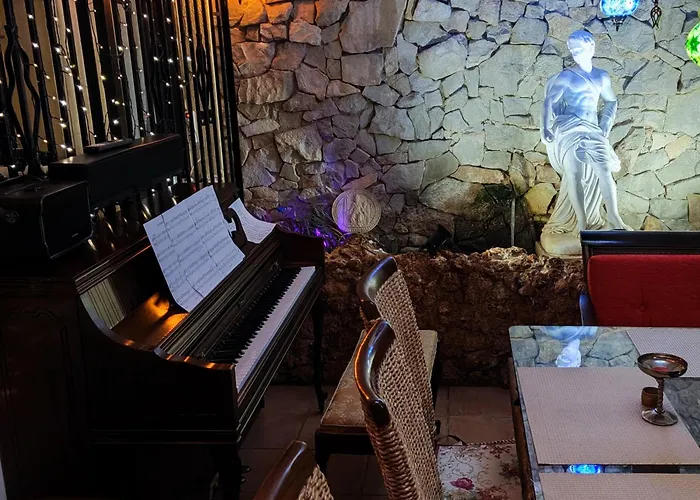 Hostal Refugio madera estilo árabe con estatuas, estanques y un pequeño zoo Albacete