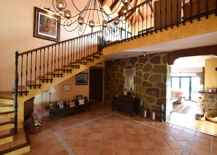 Family-friendly villa with pool&padel court near El Torcal de Antequera