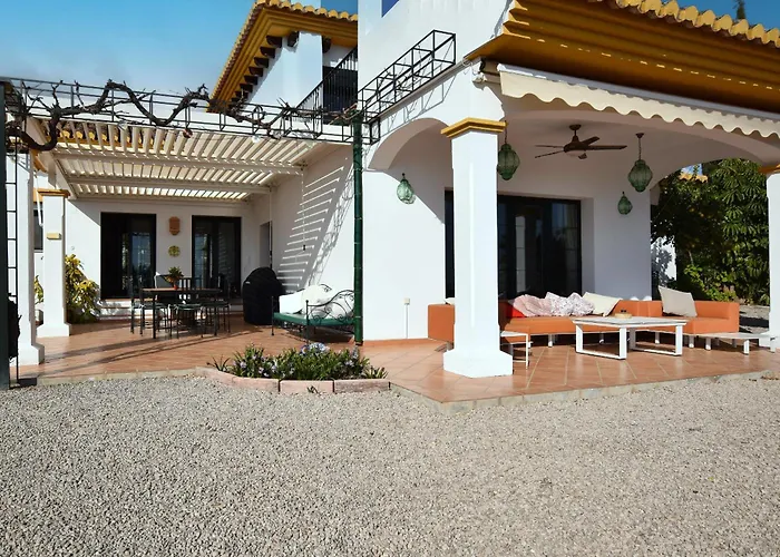 Family-friendly villa with pool&padel court near El Torcal de Antequera