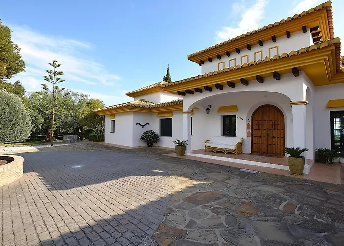 Family-friendly villa with pool&padel court near El Torcal de Antequera